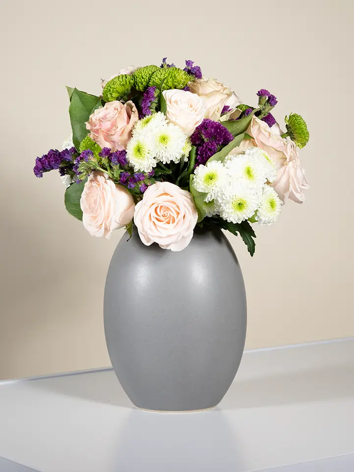 Bouquet rosellie rosa santini verdi bianchi statice viola in vaso grigio